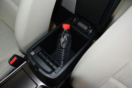 中央扶手箱空间