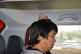 后排头部空间