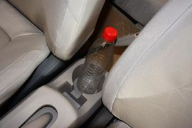 中央扶手箱空间