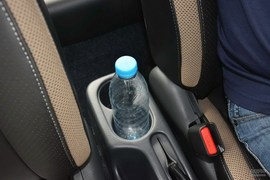 中央扶手箱空间