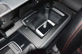 中央扶手箱空间