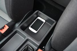 中央扶手箱空间