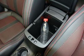 中央扶手箱空间