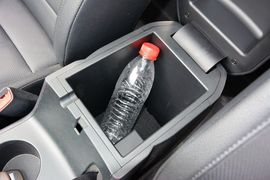 中央扶手箱空间