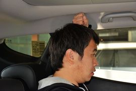 后排头部空间