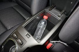 中央扶手箱空间