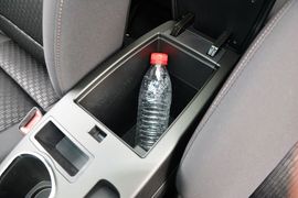 中央扶手箱空间