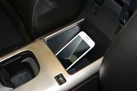 中央扶手箱空间