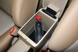 中央扶手箱空间