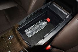 中央扶手箱空间