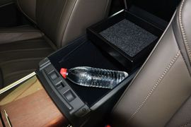 中央扶手箱空间