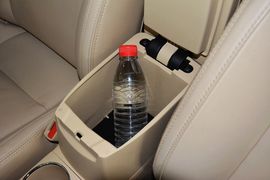 中央扶手箱空间