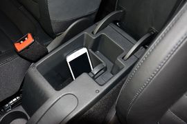 中央扶手箱空间