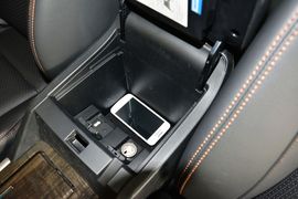 中央扶手箱空间