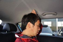 后排头部空间