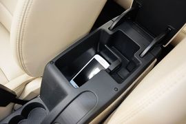 中央扶手箱空间