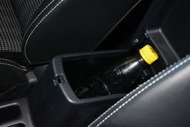 中央扶手箱空间