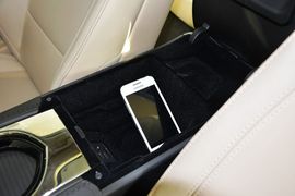 中央扶手箱空间