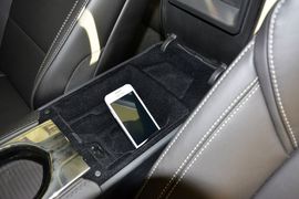 中央扶手箱空间