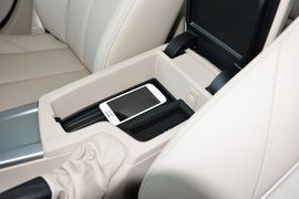 中央扶手箱空间