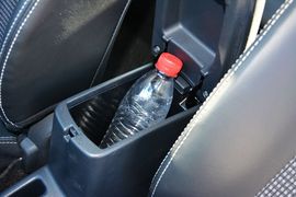 中央扶手箱空间