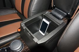 中央扶手箱空间