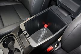 中央扶手箱空间