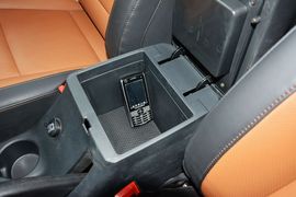 中央扶手箱空间