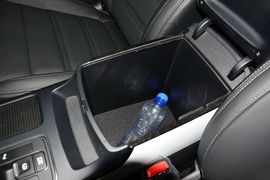 中央扶手箱空间