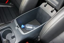 中央扶手箱空间