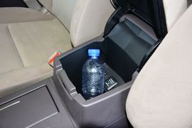 中央扶手箱空间