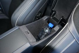 中央扶手箱空间