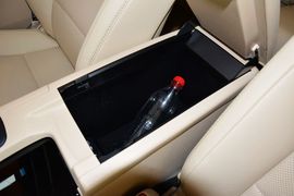 中央扶手箱空间