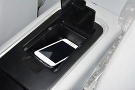 中央扶手箱空间