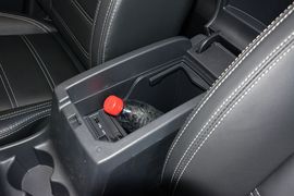 中央扶手箱空间