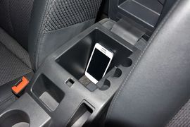 中央扶手箱空间