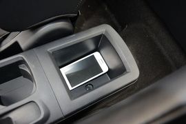 中央扶手箱空间