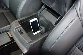 中央扶手箱空间