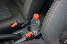 中央扶手箱空间