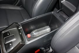 中央扶手箱空间