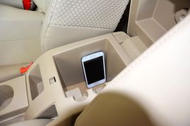 中央扶手箱空间