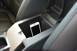 中央扶手箱空间