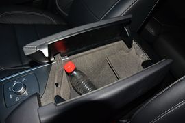 中央扶手箱空间