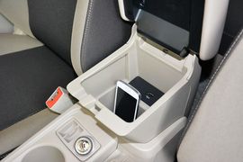 2012款福特福克斯三厢1.6L手动舒适型