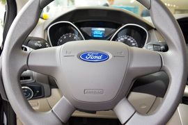2012款福特福克斯三厢1.6L手动舒适型