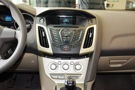 2012款福特福克斯三厢1.6L手动舒适型