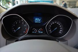 2012款福特福克斯三厢1.6L手动舒适型