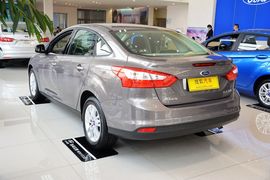 2012款福特福克斯三厢1.6L手动舒适型