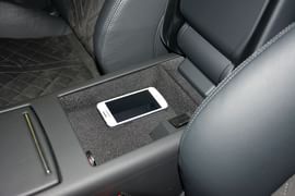 中央扶手箱空间