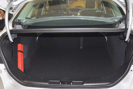 2012款福特福克斯三厢1.6L自动风尚型